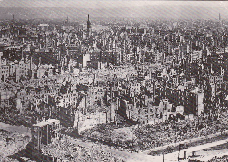 Dresden després dels bombardeigs, en http://sabinemcneill.files.wordpress.com/2012/02/dresden_0002.jpg "Il.lustració"